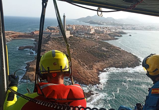 Servicios de emergencias buscan a un joven de 17 años en aguas de Cabo de Palos