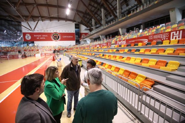 El Palacio de Deportes de Cartagena tendrá un 20% más de aforo con la instalación de nuevos asientos y la Pista de Atletismo tiene ya la estructura de las gradas