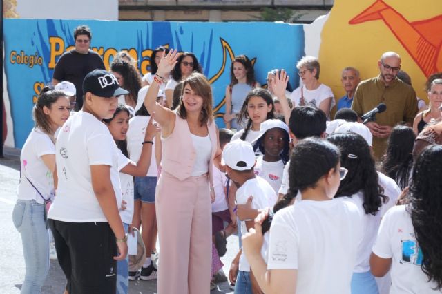 El Colegio Patronato clausura la escuela de verano municipal y estrena un mural en la calle Saura