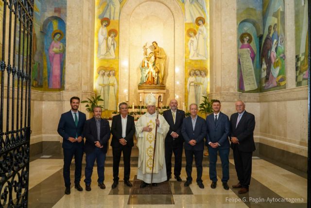 La Iglesia de Santa María abre la capilla de la Sagrada Familia tras la recuperación de los murales de Luzzy y Navarro