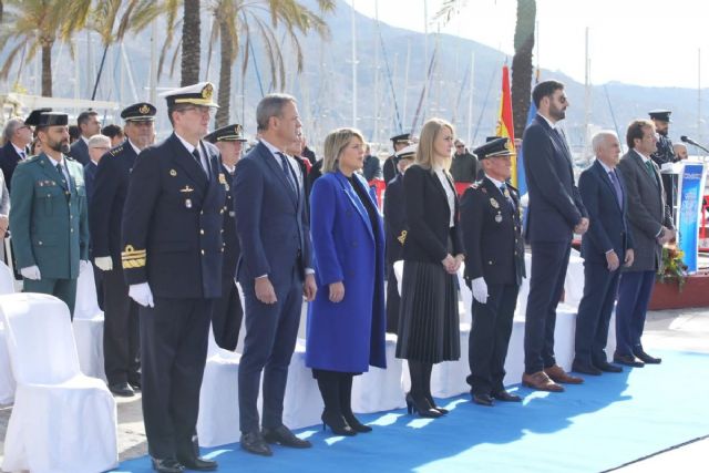 La alcaldesa Noelia Arroyo felicita a la Policía Nacional en la celebración de su bicentenario en Cartagena