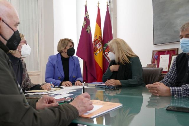 La alcaldesa acuerda con los vecinos de Los Nietos el arreglo del paseo marítimo