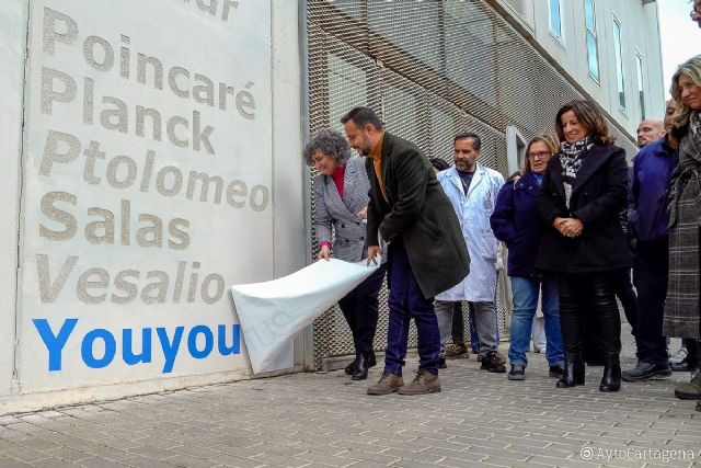 La Nobel de Medicina y Fisiología Tu Youyou ya luce en la fachada del edificio de I+D+i de la UPCT