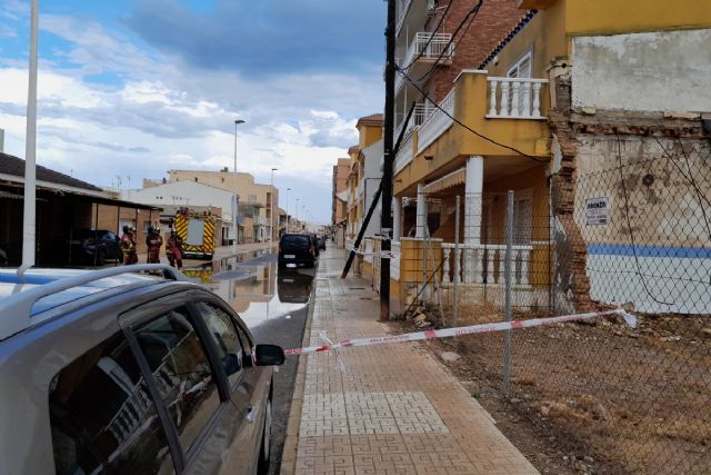 Funcionarios municipales atienden daños materiales por el temporal en Cartagena y litoral