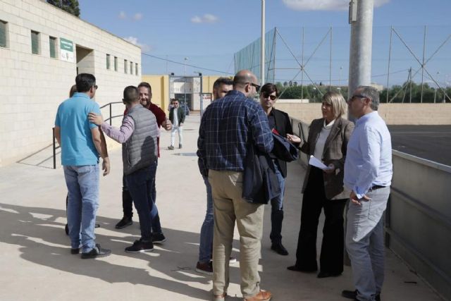 La alcaldesa visita a las obras del Plan césped en La Aljorra