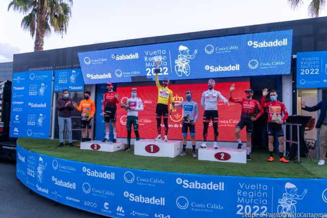 Turismo y deporte se dieron la mano este sábado en el Puerto de Cartagena durante la llegada a la meta de la Vuelta Ciclista a la Región