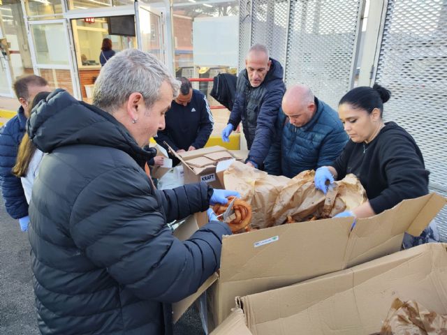 El STR ha organizado esta mañana un desayuno con churros para los trabajadores del Complejo Industrial de Cartagena