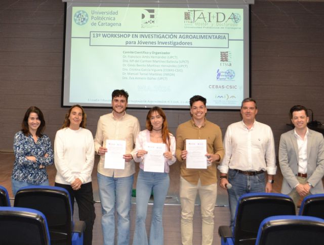 En el centro de la imagen José Ángel Salas, Silvia Rey y Miguel Victoria, los ganadores del Plan de Investigación en el formato ‘Tesis en 3 minutos’