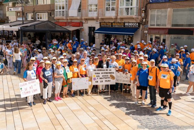 Cartagena camina para rechazar el maltrato a las personas mayores