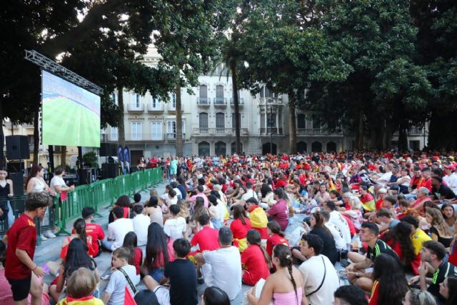 Cartagena vibra con la pantalla gigante instalada por el Ayuntamiento para ver la victoria de España en la Eurocopa