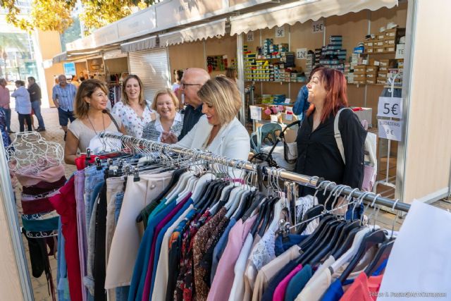 Cartagena impulsa el comercio local con la XII Feria Outlet en la Plaza de España