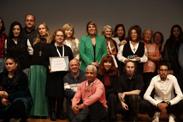 El grupo Casa del Niño de San Vicente de Paul y Ápices recogen el Premio Compromiso Voluntario