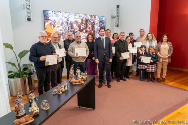 El Ayuntamiento premia a los colegios Maristas e Hispania por sus belenes de Navidad