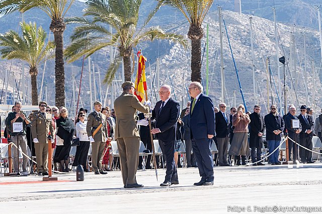 Ayuntamiento y Cofradías entregan nuevo estandarte al Regimiento de Artillería Antiaérea 73