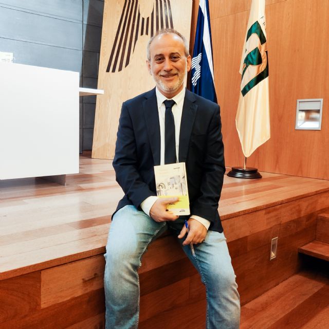 El murciano Ginés Cruz presenta 'Palabras de piedra', la obraganadora del Premio Asubío