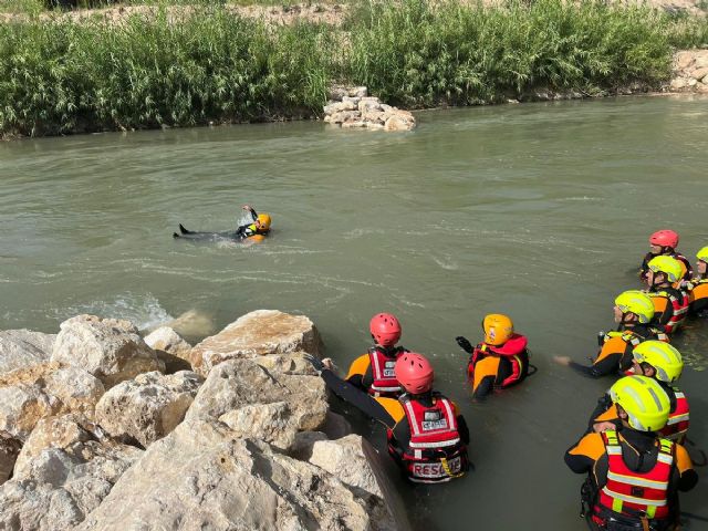 Efectivos del Servicio de Extinción de Incendios y Protección Civil se especializan en la ESPAC en intervención ante grandes inundaciones