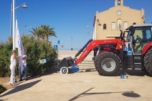 Litoral suma un sexto tractor a su flota de vehículos para la limpieza de playas