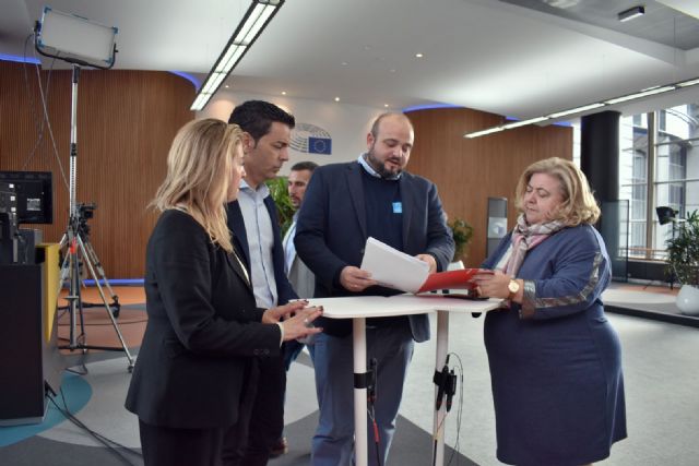 Manuel Torres solicita a la eurodiputada socialista Clara Aguilera que defienda ante las instituciones europeas la no necesariedad de hacer nuevos recortes en los días de capturas en el caladero de Cartagena