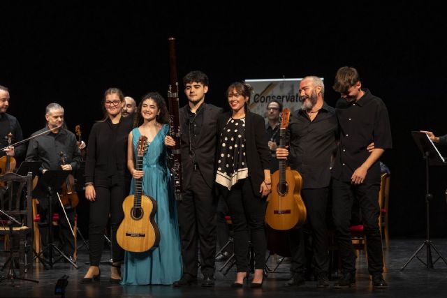 Calurosa acogida en Lorca al concierto promocional de Entre Cuerdas y Metales