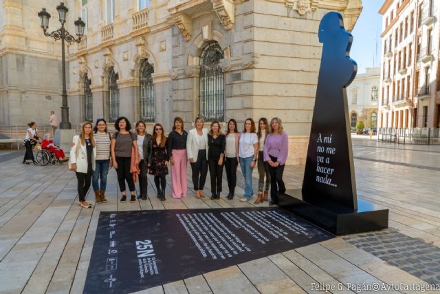 Un monumento temporal de tres metros homenajea en Cartagena a las víctimas de violencia de género