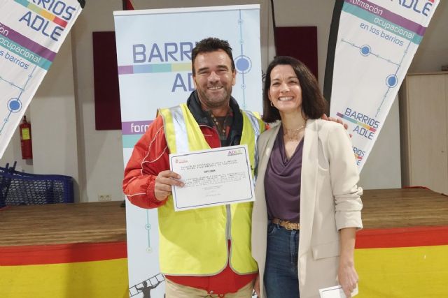 Los 10 participantes de Barrios ADLE Santa Lucía reciben sus diplomas