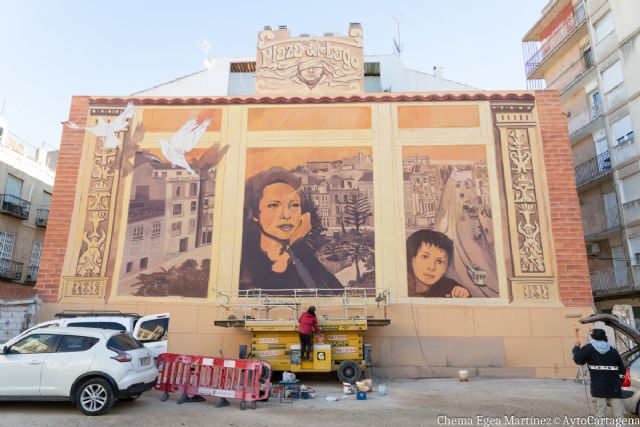 Un gran mural rinde tributo a la plaza del Lago