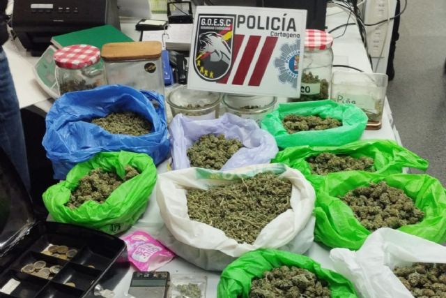 Policía Local decomisa casi 2 kilos de marihuana en San Félix e intercepta un coche con setas alucinógenas en La Aljorra