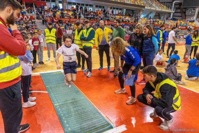 Más de 400 escolares participan en el programa de deportes Jugando al Atletismo