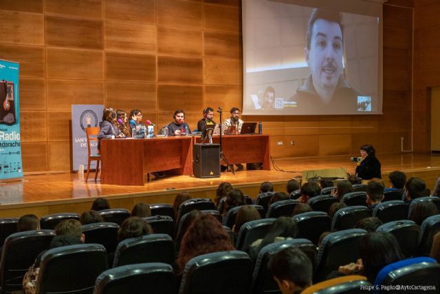 Daniel Hernández Chambers comparte impresiones con jóvenes de más de 20 centros educativos en un encuentro del Premio Hache