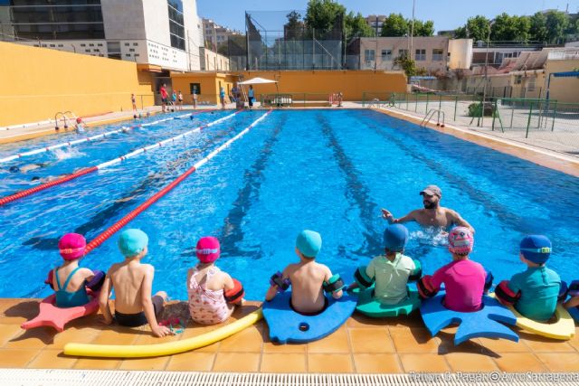 Últimas plazas para los cursos de natación de julio y agosto en la piscina de la Casa de la Juventud de Cartagena