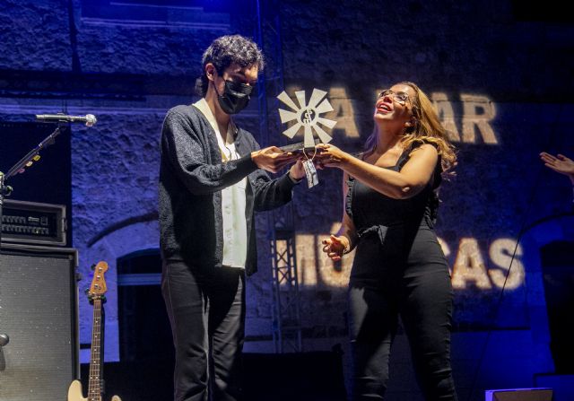 Ed Maverick recibe en Cartagena (España) el Premio Paco Martín al artista revelación de las músicas globales