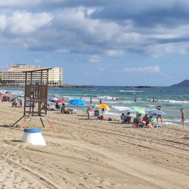 MC demanda una señalización permanente del estado del baño en las playas del municipio