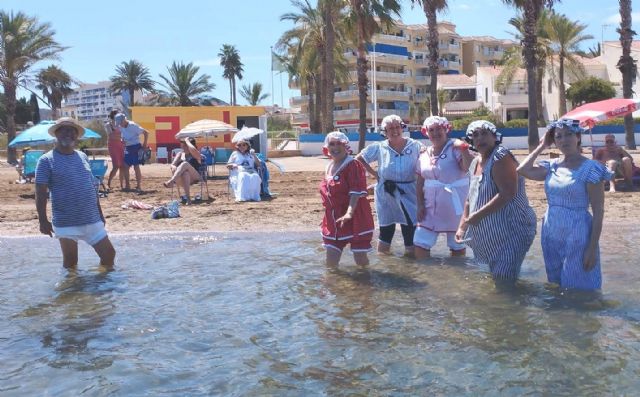 La Asociación Carmesí se da un “baño modernista” en Playa Honda