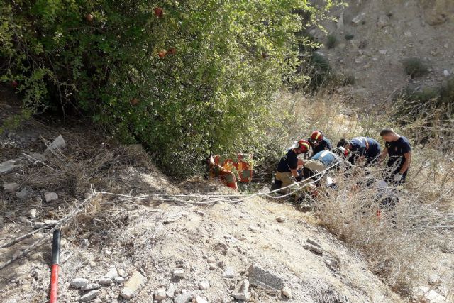 Bomberos y Protección Civil rescatan a un hombre de 86 años en una rambla de Isla Plana