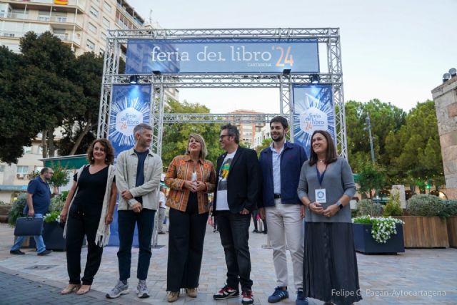 Raúl Quinto pregona la Feria del Libro de Cartagena recordando a la maestra que le inició en la lectura