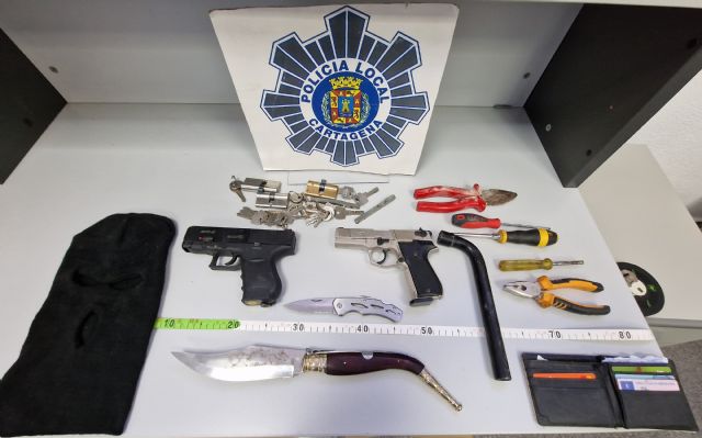 Detenida una persona e identificados los pasajeros de un vehículo en Canteras con pistolas simuladas y armas blancas