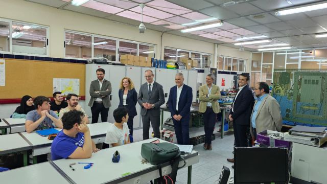 Proyecto del colegio Salesianos de Cartagena para transformar un turismo en un coche eléctrico