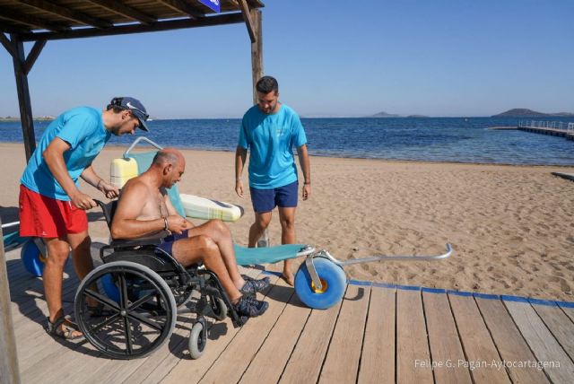 Cartagena ofrece baño asistido a personas con movilidad reducida en La Manga, La Azohía y Playa Honda