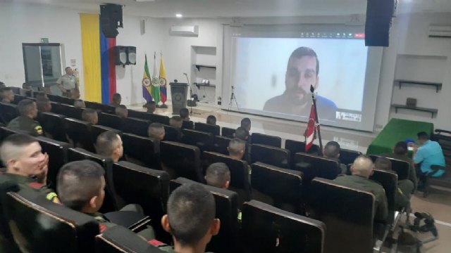 El criminólogo cartagenero Víctor Navarro imparte una conferencia online sobre prevención del delito a la escuela Gabriel González de Colombia