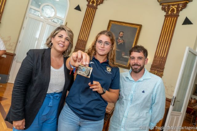 La alcaldesa recibe a la subcampeona del mundo de Remo Beach Sprint, la cartagenera Mª Ángeles Macián