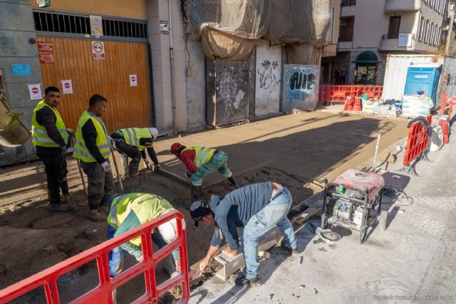 Infraestructuras sustituye el pavimento en la plaza Serreta a petición de los vecinos