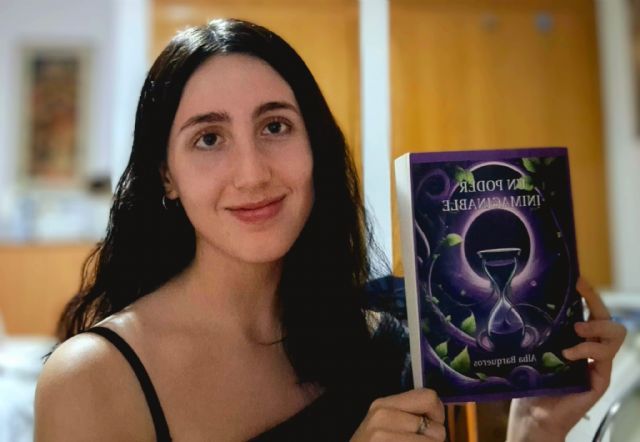 La joven Alba Barqueros presentará en Cartagena su primera novela en la que viaja a un pasado de magia y ciencia