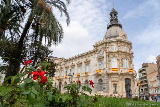 La alcaldesa de Cartagena anuncia el engalanamiento del Palacio Consistorial y anima a participar en el izado solemne del X Aniversario de la proclamación de Felipe VI