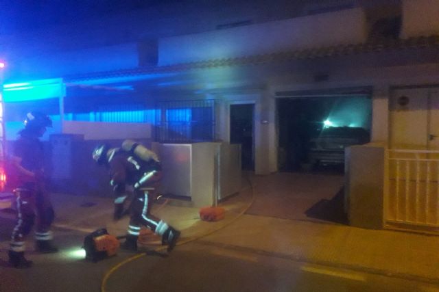 Bomberos de Cartagena sofocan un incendio en un garaje de una casa de El Albujón