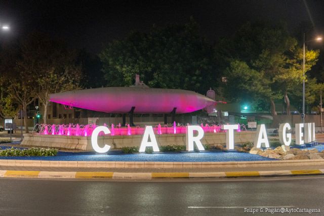 La fuente del submarino se ilumina este miércoles de rosa contra el Cáncer de Mama