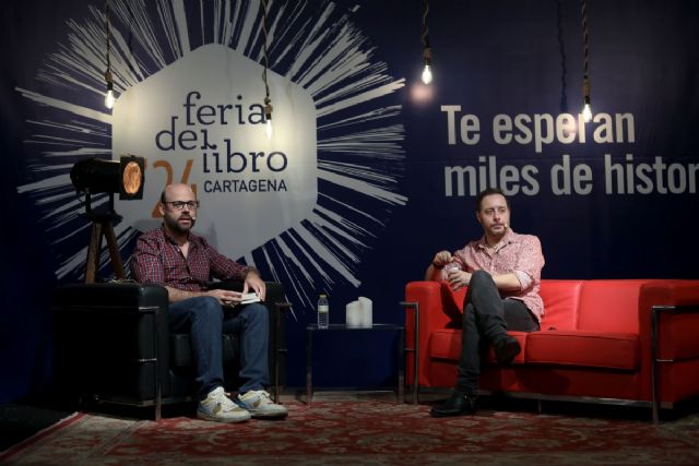 Fernando Navarro destaca el papel de Baeza en la música de Supersubmarina durante la Feria del Libro de Cartagena