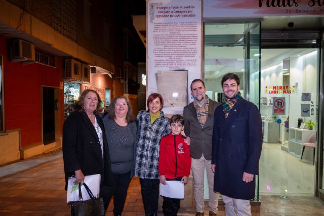 La calle San Fernando ya luce la placa explicativa del hecho histórico protagonizado por el rey que le da nombre