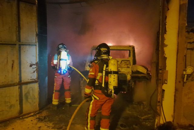 Bomberos de Cartagena sofocan un incendio en un garaje de La Aljorra