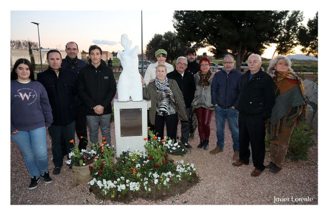 La escultora Maite Defruc ya tiene su jardín en Pozo Estrecho