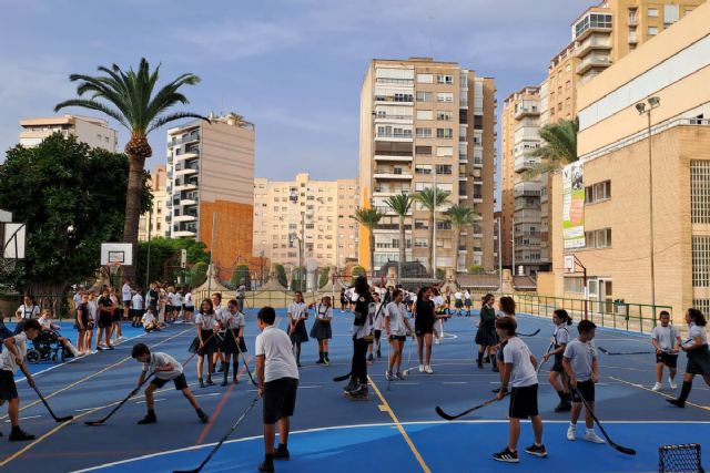 Jornada de hockey línea entre alumnos de primaria y el C.H.Cartagena, a través del programa ADE